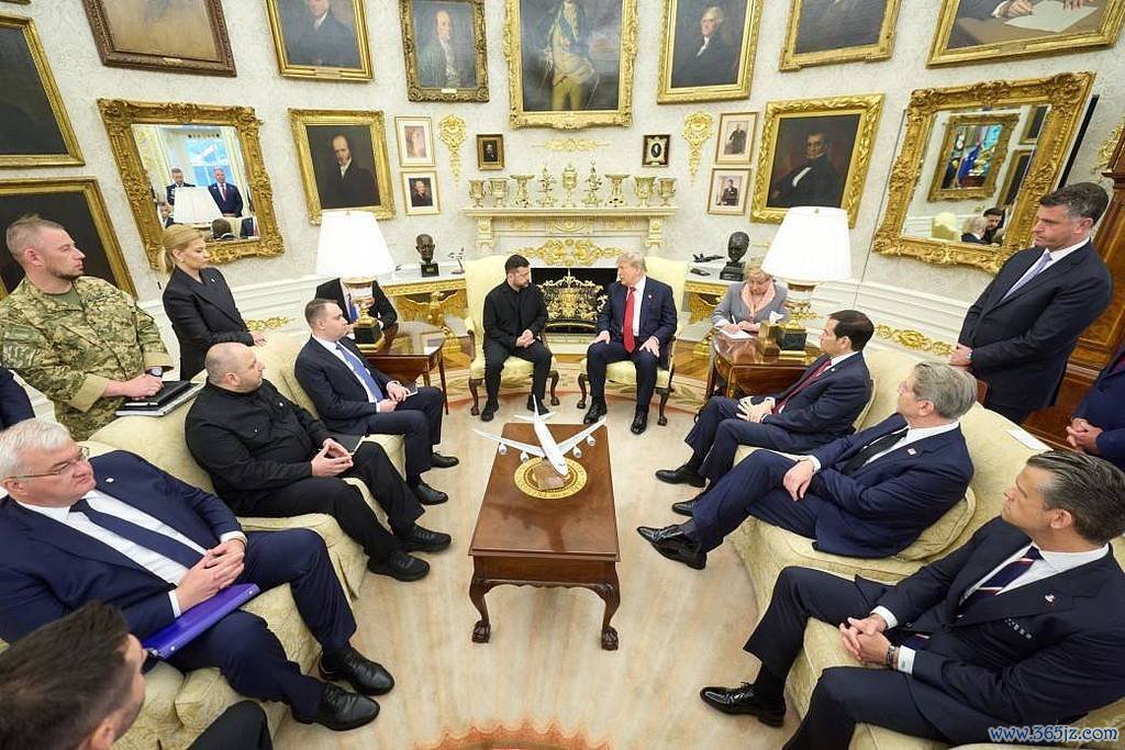 7月28日,美国总统特朗普与乌克兰总统泽连斯基举行会晤。(视觉中国)